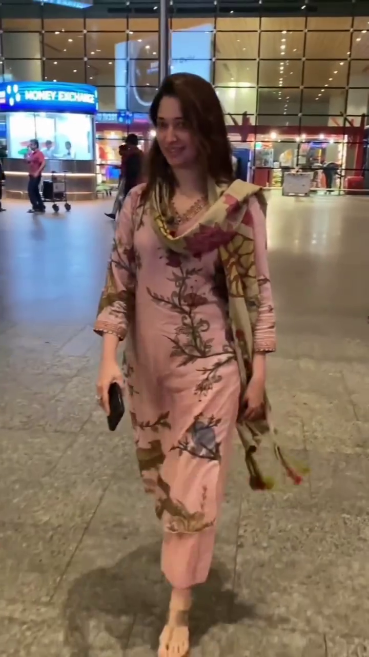 Floral Printed V-Neck Straight Kurta With Trousers - Image 4